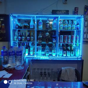 甘托克HOTEL TASHI NORLING Near Mall Road的装满大量瓶装水的冰箱