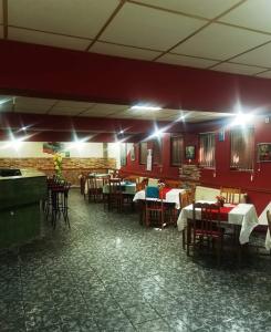 DulovoCITY HOUSE的一间设有桌椅和红色墙壁的餐厅