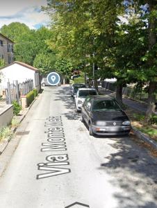 桑格罗堡il Biscottino的路边有汽车的街道