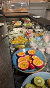 拉格斯Sorell Hotel Tamina - Garni的自助餐,包括桌上水果