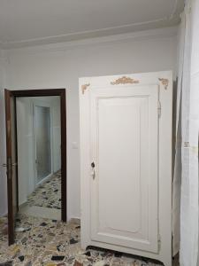 威尼斯My Rialto Palace的走廊的房间里一扇白色的门