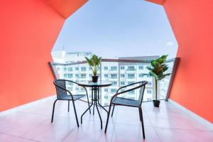 迪拜Gorgeous Posh Studio Apartment的窗户间里的一张桌子和两把椅子
