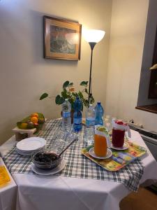 乌尔巴尼亚公爵苑乡村民宿的一张桌子,上面有一盘食物和饮料