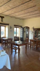乌尔巴尼亚公爵苑乡村民宿的用餐室配有木桌和椅子