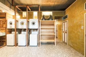 琴平町Kotori Coworking & Hostel Kotohira的洗衣房配有洗衣机、洗衣机和烘干机
