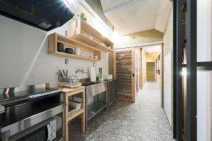 琴平町Kotori Coworking & Hostel Kotohira的厨房配有水槽和炉灶