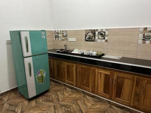 亭可马里Trinco Waves的厨房配有绿色冰箱和台面