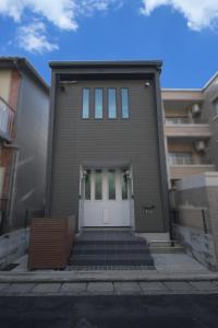 福冈fuu的房屋的一侧有一扇白色门