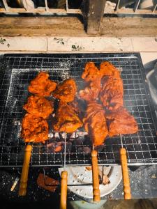 科代卡纳尔Papathi farm house的烤架上的肉做