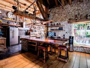 豪特湾Wonderland的厨房设有一张大木桌和砖墙