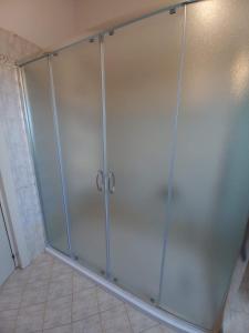朱利亚诺瓦B&B la Casa Giusotto的浴室设有玻璃门淋浴间