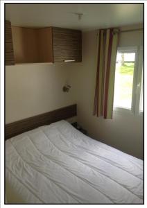 SaligosCamping Happy Pyrénées的卧室配有白色的床和窗户