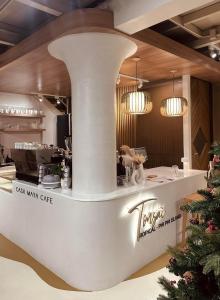 皮皮岛皮皮岛通塞酒店的一间设有圣诞树柜台的餐厅