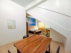 长滩岛Castle Rock Apartelle的一间带桌子和床的用餐室
