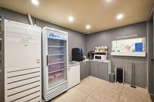 Urban Hotel的厨房配有开放式冰箱和微波炉。
