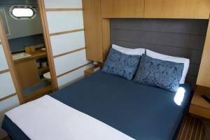 卡斯Albatros-Q的小房间设有一张带两个枕头的床