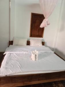 NongkhiawSunrise guest house的床上有两条白色毛巾