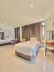 春蓬Calamint Residence Hotel ( คาลามิ้นท์)的酒店客房设有一张大床和一台电视。