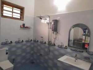 高尔JANA HOUSE的一间带水槽和镜子的浴室