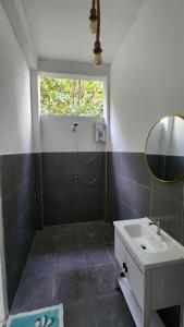 象岛Easy Life Koh Chang的一间带水槽和镜子的浴室