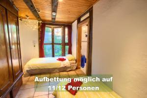 莱瑙Ferienhaus-Schwarzwald-Imbirkenweg-bei-Strassburg-Europapark-fuer-1-12-Personen的一间带床的卧室,位于带窗户的房间内