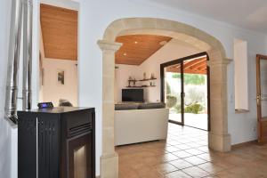 锡内乌Sa Tanca Gran的厨房设有拱门,可通往客厅