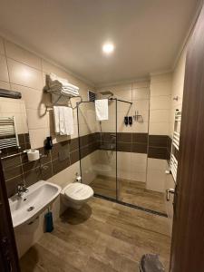 阿克恰阿巴德New Akçaabat Hotel的浴室配有卫生间、盥洗盆和淋浴。