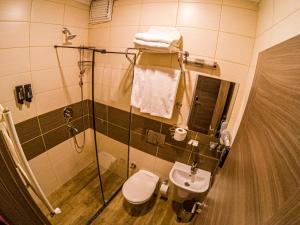 阿克恰阿巴德New Akçaabat Hotel的带淋浴、卫生间和盥洗盆的浴室