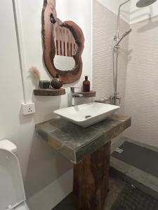 Rodrigues IslandL'oiseau vert apartments的浴室设有白色水槽和镜子