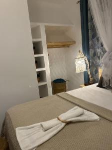 Rodrigues IslandL'oiseau vert apartments的白色毛巾铺在房间内的床上