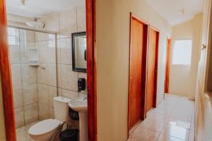 圣安娜-利弗拉门图Hostel Casarão Fronteira的一间带卫生间和水槽的浴室