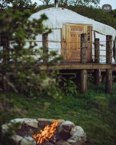 多尔盖罗Pandy Farm Yurt - Panoramic mountain views within Snowdonia's National Park - 4x4 recommended的圆顶帐篷前有火