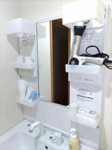 福冈麗base野芥的浴室水槽、镜子和显微镜
