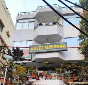 巴特那Goroomgo Mayagiri Patna的建筑前的玛格丽塔标志酒店
