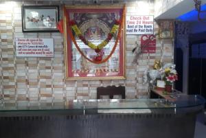 巴特那Goroomgo Mayagiri Patna的墙上挂着照片和标志