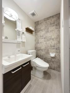 尾道市bHOTEL Yutori - Homestyle 1BR Apartment in Onomichi for 3 Ppl的浴室配有白色卫生间和盥洗盆。