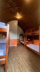 圣胡安L Cafe Restobar & Lyn's Guest House的宿舍间设有几张双层床。