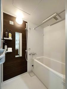 尾道市bHOTEL Yutori - Cozy 1Br Apartment for 3Ppl in Onomichi City的带浴缸和盥洗盆的浴室
