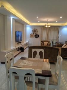 坎帕拉SHOAL Apartments, Mawanda Road的客厅配有桌子和沙发