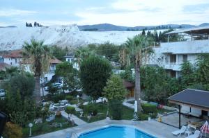 帕莫卡莱YILDIZHAN HOTEL的享有带游泳池和山脉的度假胜地的景致