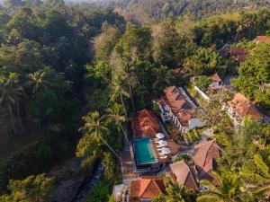 乌布The Kayuan Lumbur Resort Ubud的丛林中房屋的空中景观
