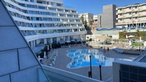 埃拉特Sea View Coral - City Center Amazing Pool的一个带游泳池的度假胜地和一家酒店