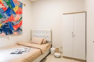 宿务Cebu city entire place for family or party的卧室配有一张床,墙上挂有绘画作品