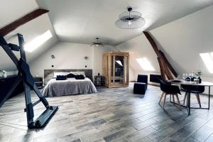 Château-LandonLove Room Le Chalet / Jacuzzi / Sauna的卧室配有一张床和一张桌子及椅子