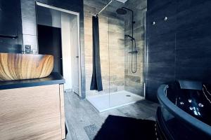 Château-LandonLove Room Le Chalet / Jacuzzi / Sauna的一间带木制水槽和淋浴的浴室
