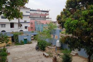 王舍城GRG Kameshwar Bhawan Rajgir的享有拥有建筑和树木的城市美景