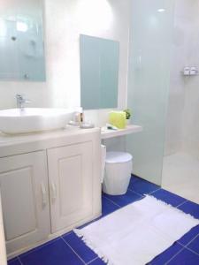 Phumĭ MréchKoh Ker Temples Garden Hotel and Restaurant的一间带水槽、卫生间和镜子的浴室