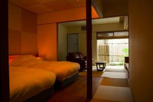 金泽金泽马奇诺奥托酒店的一间卧室配有两张床和镜子