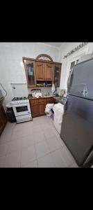 阿莱曼شالية قرية اللوتس的厨房配有炉灶和冰箱。