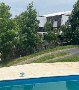 康考迪亚V&V House的房屋前的游泳池